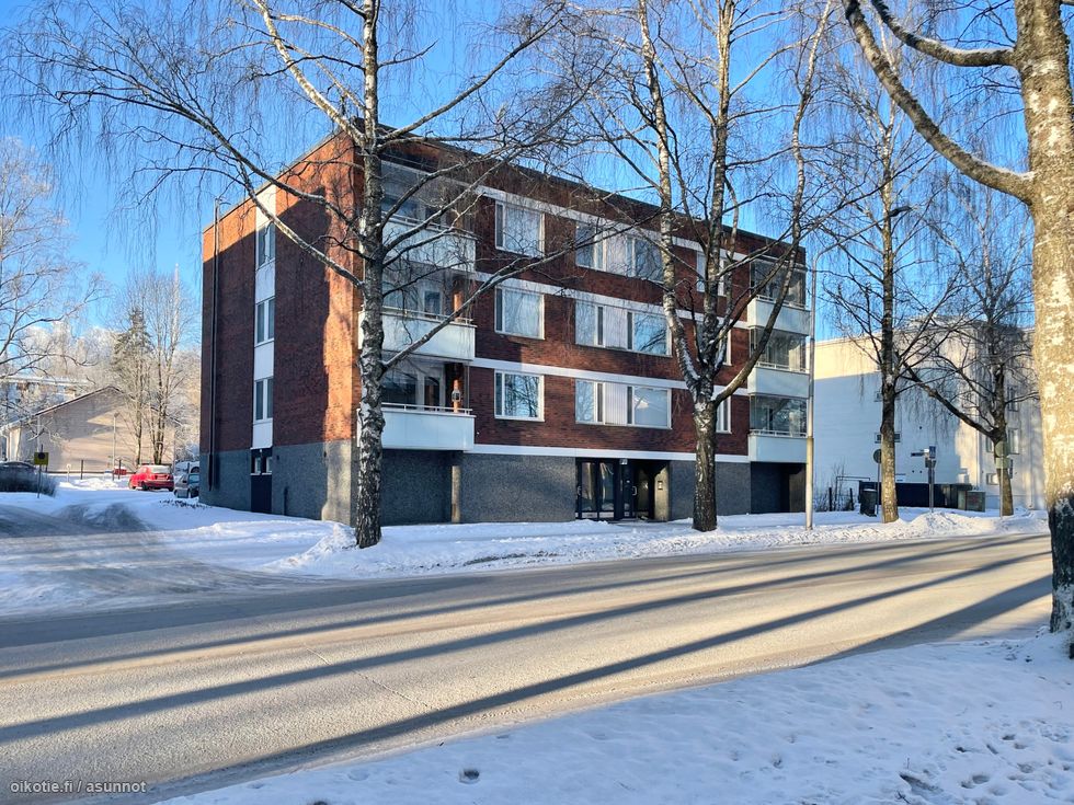 Etujulkisivu Lahdensivuntieltä