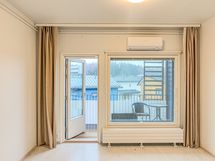 Ilmalämpöpumpun ansiosta kesähelteilläkin pärjää hyvin, kun asunnon saa sen avulla viilennettyä.