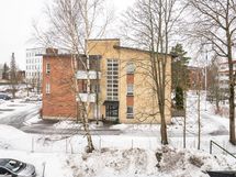 Taloyhtiön ympärillä on Tikkurilan alueen vanhempaa rakennuskantaa.