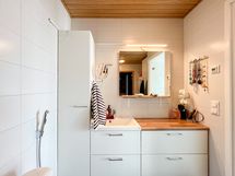 Kodin saunallisessa kylpyhuoneessa on täälläkin hyvin säilytystilaa.