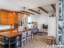 Avokeittiö ja olohuone luo mukavan tilan ajanvietolle. 