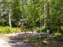 Yhtiöllä on kaunis, vehreä piha-alue