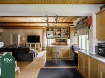 Keittiö yhdistyy olohuoneeseen