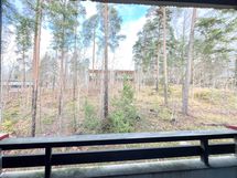 Rauhalliset näkymät parvekkeelta, ilmansuunta on luoteeseen.