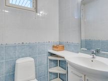 Alakerran erillinen wc