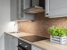 Upea keittiö jossa hyvin laskutilaa.