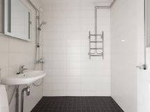 Kylpyhuone uusittu v.2013 putkiremontin yhteydessä