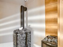 Saunassa sekä puu-, että sähkökiuas.