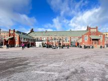 Hietalahden tori ja kauppahalli sijaitsevat viiden minuutin kävelymatkan päässä.