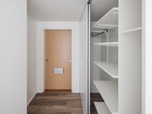 Eteisestä löytyy hyvin säilytystilaa ja kulku pikku vessaan