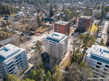 Salonkatu 12 sijaitsee Viertolassa, lähin ruokakauppa n. 350 m, junalle n. 850 m.