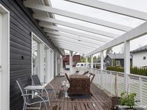 Terassipergola keittiön oven suunnasta kuvattuna.
