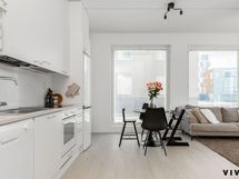 Asunnossa on isot ikkunat, eli valoa tulvii huoneistoon