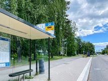 Lähin bussipysäkki on aivan talon vieressä.