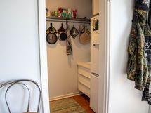 Keittokomeron syvennyksessä ikkuna