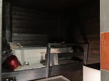 Tummasähvyinen sauna.
