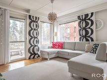 Valoa tulvii olohuoneeseen itään ja länteen suuntautuvista ikkunoista.