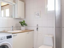 Yläkerran kylpyhuoneessa paikka pyykkitornille