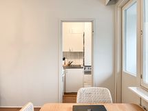 Olohuoneesta on käynti keittokomeroon.