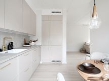 Keittiö avautuu olohuoneeseen.