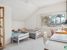 Rintamamiestalon yläkerran makuuhuone
