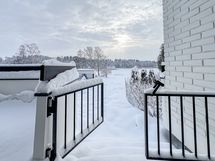 Parvekkeelta on portaat omalle pihalle