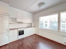 Avokeittiö on hyvin varustettu ja sen viereen mahtuu hienosti isompikin ruokapöytä.