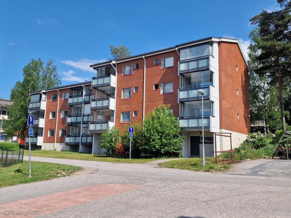 Julkisivu parvekepuolelta