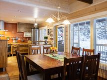 Ruokailutilasta keittiöön