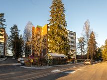 Taloyhtiö sijaitsee hyvien kulkuyhteyksien läheisyydessä. Päiväkotiin, alakouluun ja lähikauppaan on matkaa noin kilometrin verran.