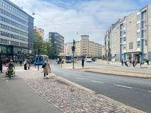 Sörnäisten kurvista kulkevat ratikat, bussit ja metro tihein vuorovälein