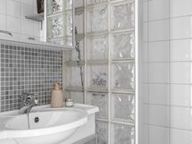 Toinen kylpyhu0one & wc