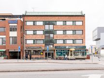 Julkisivu Sibeliuksenkadun puolelta