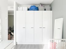 Makuuhuoneen kaapistossa on niin hylly- kuin tankotilaakin.