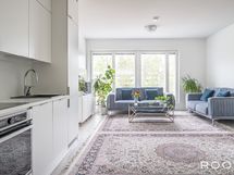 Avokeittiö asettuu luontevasti asunnon avaraan oleskelutilaan.