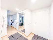 Eteisessä liukuovikaapisto.