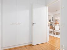 Pienemmän makuuhuoneen kaapisto