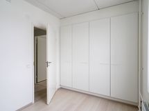 Makuuhuone mh2. Kuva asunnosta A58, jossa vastaava pohjaratkaisu, materiaalit voivat poiketa.