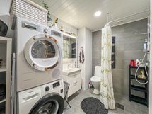 Kylpyhuoneessa on tilaa jopa pesutornille.