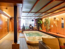 Päärakennuksen kylpyläosastoa