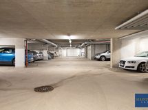 Autohallin ovet saa auki kaukosäätimellä.