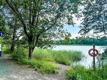 Läheltä löytyy pieniä puistoalueita. Töölönlahden maisemat n. 1,2km päässä.