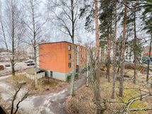 Parvekkeelta näkymä on rauhallinen länteen sisäpihan suuntaan!