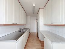 Keittiössä on runsaat kaappitilat ja reilusti työtasoja.