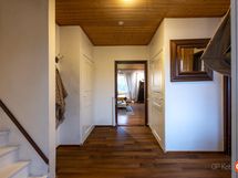 Keskikerroksen aula / eteinen