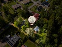 Kiinteistöllä on kaksi purkukuntoisena myytävää rakennusta.