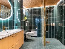 Yläkerran kylpyhuone / wc