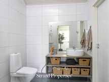 Ylimmän kerroksen suihku/wc-tila
