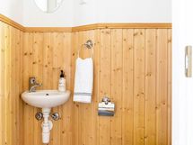 Alakerran toinen wc on kodinhoitohuoneen yhteydessä