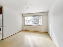 Huone on tilava. Lemmikitkin ovat tervetulleita tähän kotiin!